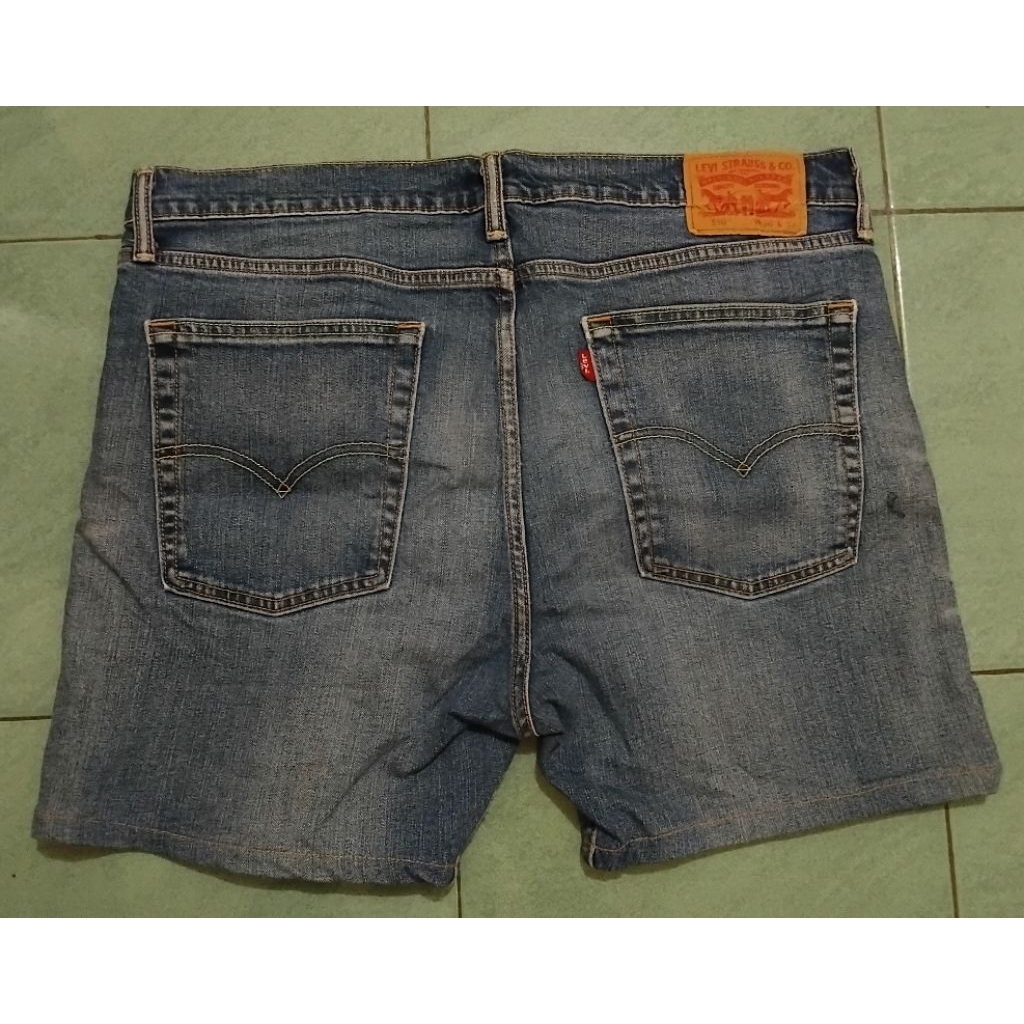 celana pendek levis