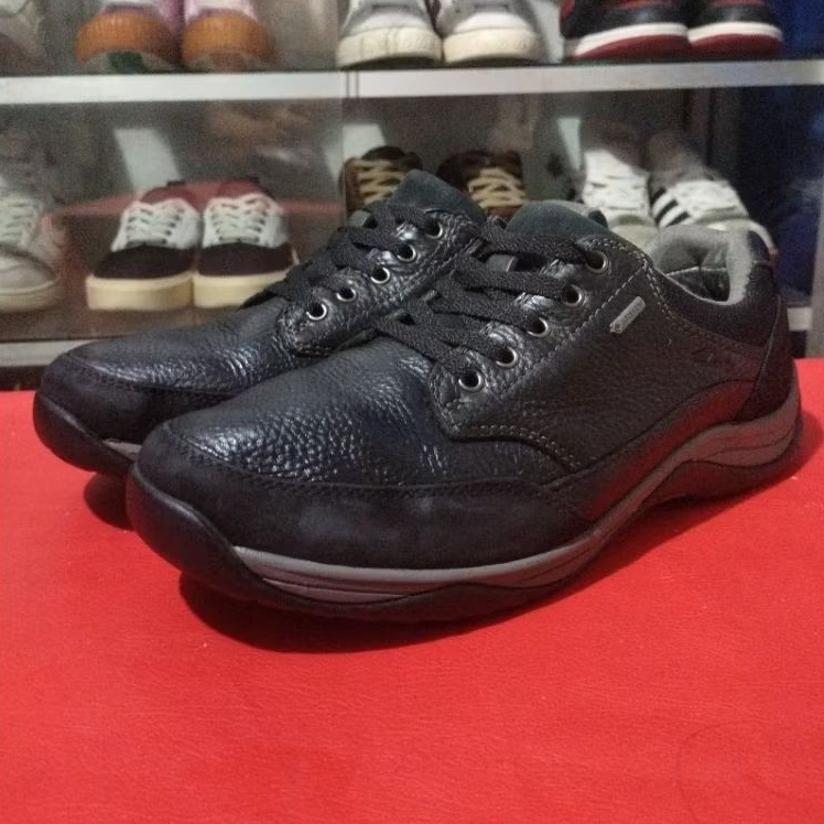 SEPATU SECOND CLARK GORETEX KULIT HITAM SIZE 41
