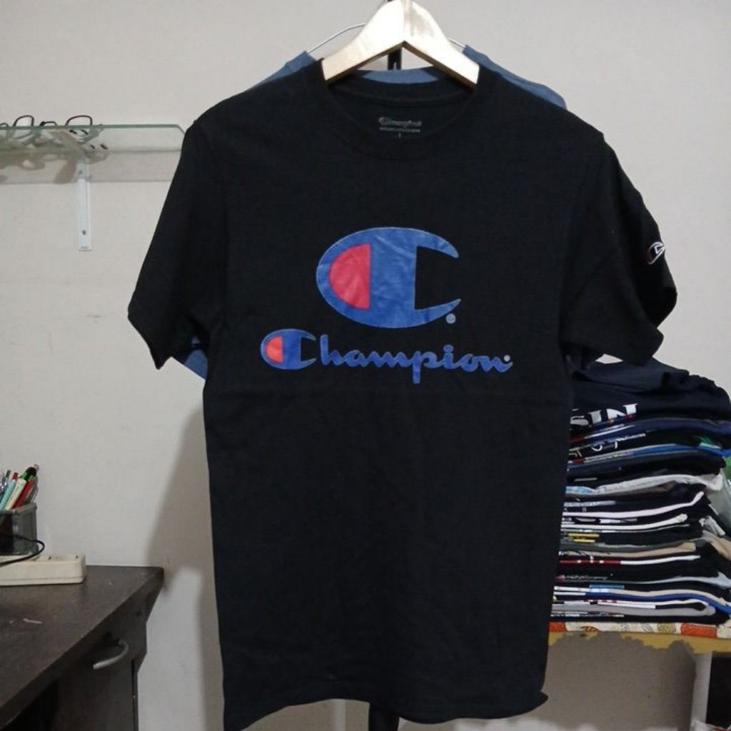 Kaos katun tebal warna hitam pekat kerah kencang built up tanpa jahitan samping ada pet di lengan CH