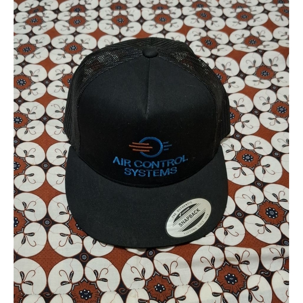 Topi Snapback Yupoong Classic Trucker. Preloved