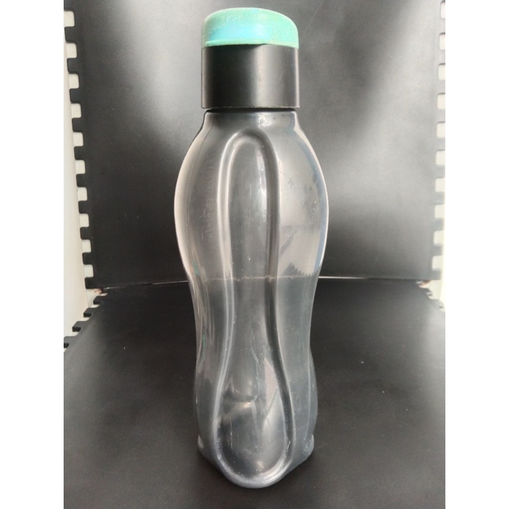Botol Minum Tupperware Hitam 750 ml Preloved