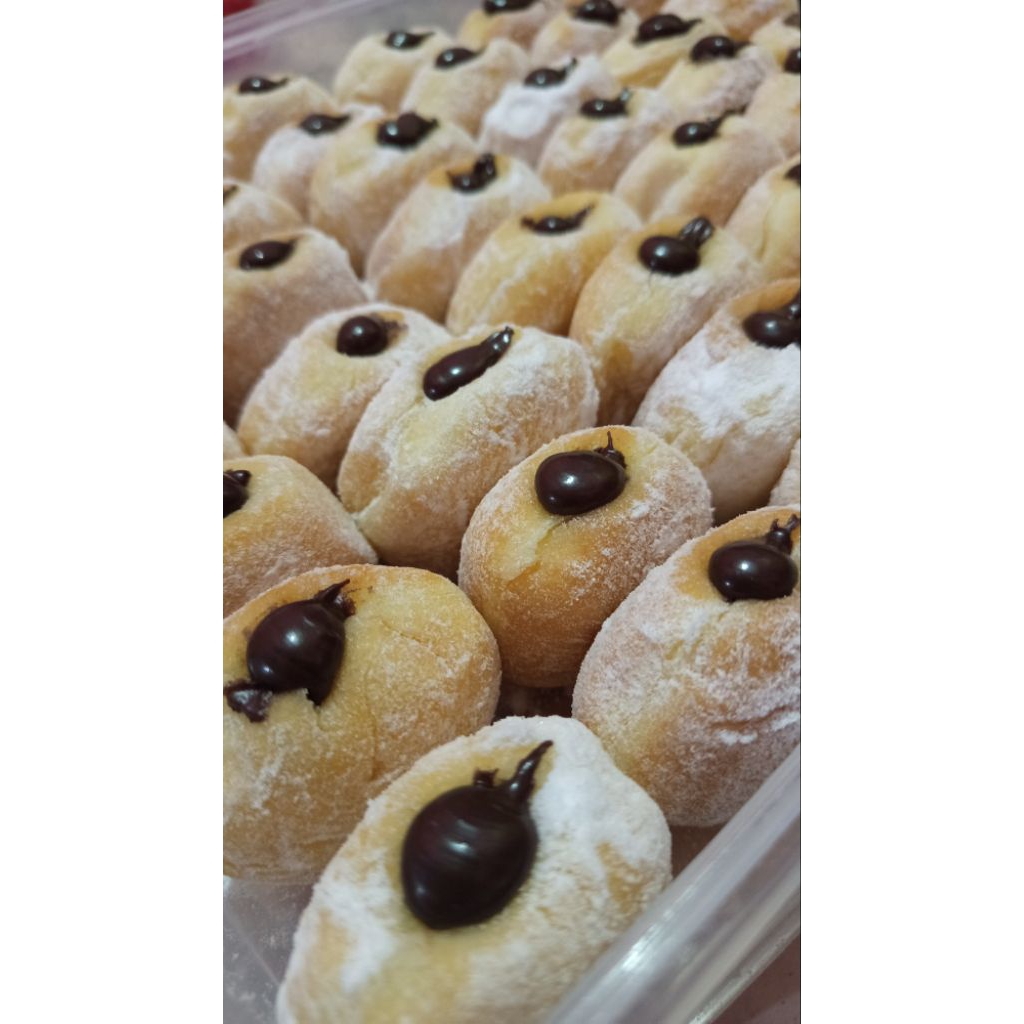 bomboloni dengan isian coklat yang lumer dan lembut