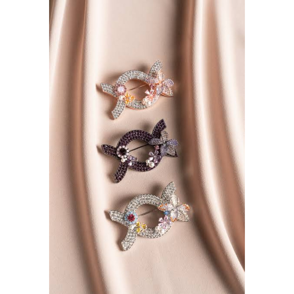 Clara Brooch Wearing Klamby