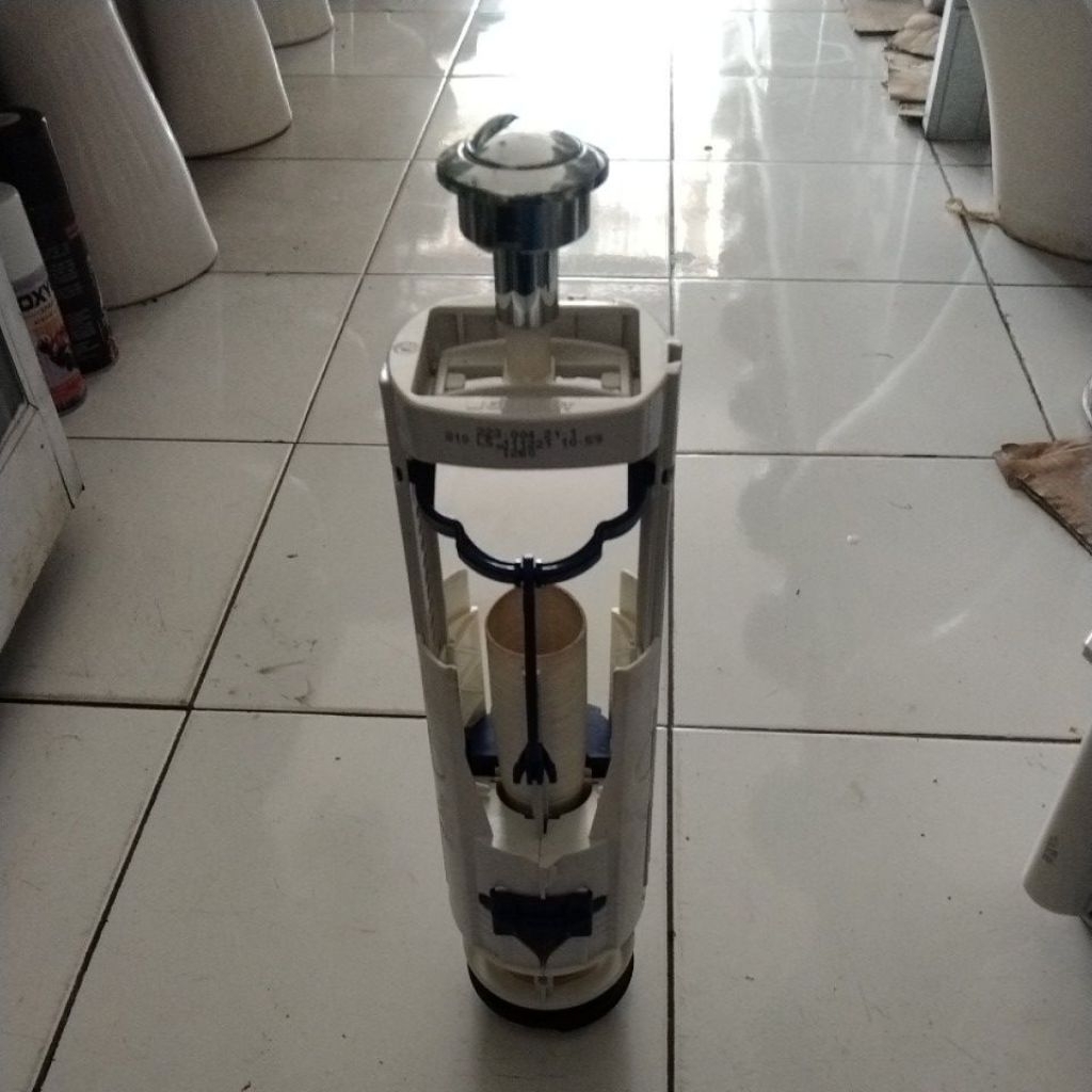 Suku cadang sprepat kloset duduk Toto flashing alat closet duduk Toto model dua flash second// bekas