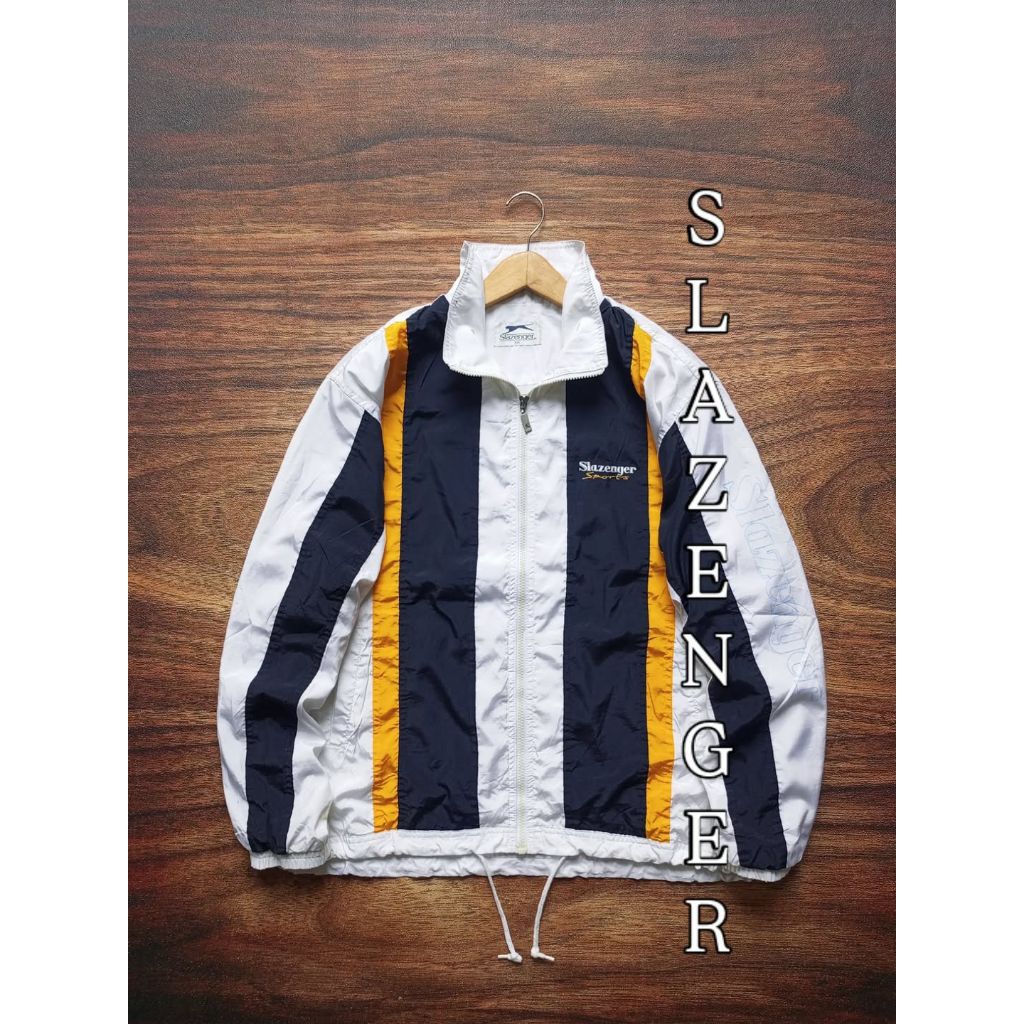 JAKET WINDBRAKER SLAZENGER ART BORDIR SPELLOUT SABLON EMBOSH PRIA/UNISEX BEKASPAKAI