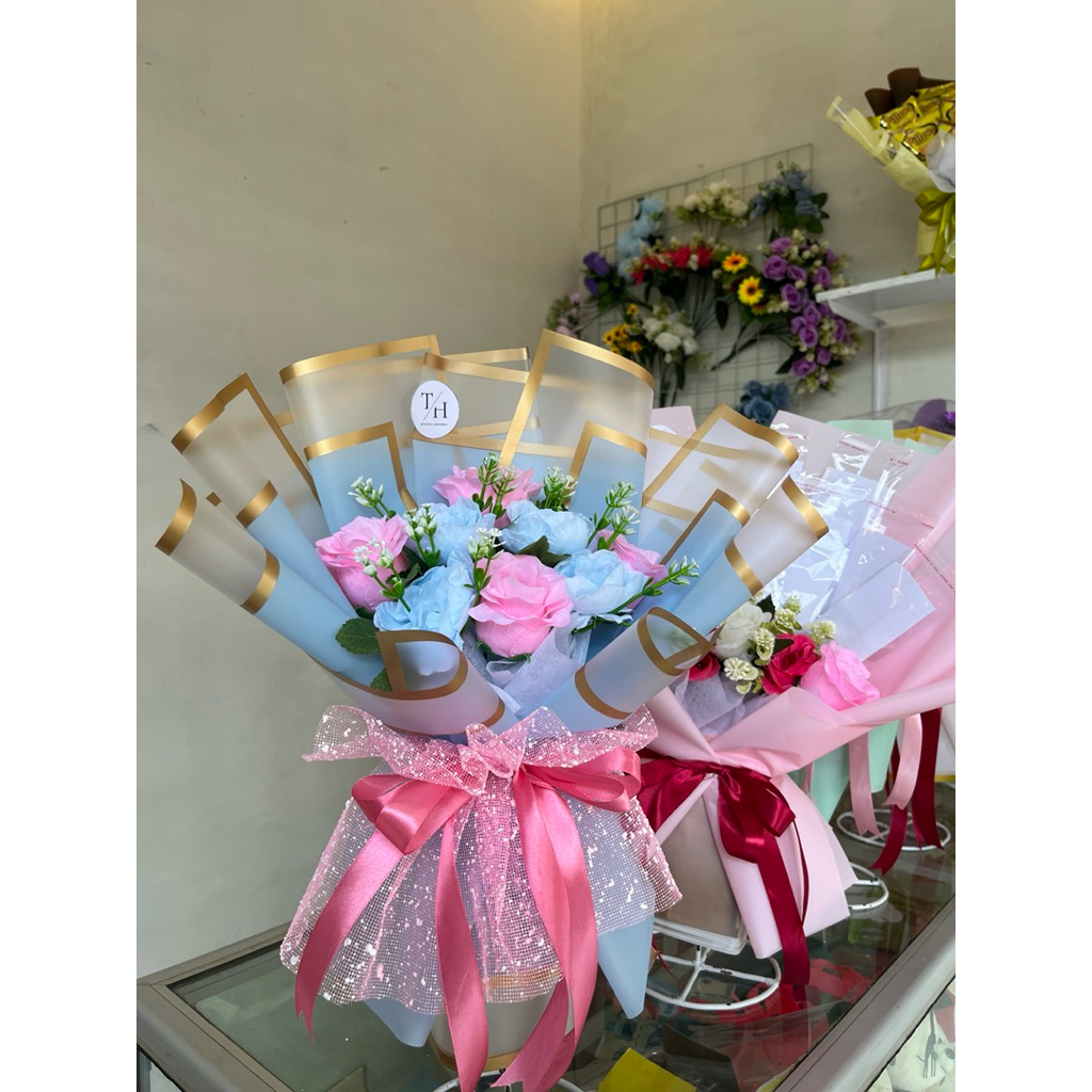buket bunga mawar merah muda dan biru Pakai rok Tile Salju