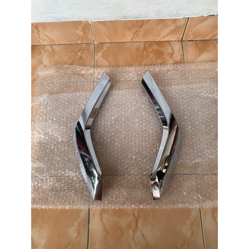 GARNIS BAWAH BEMPER DEPAN PAJERO SPORT ORIGINAL