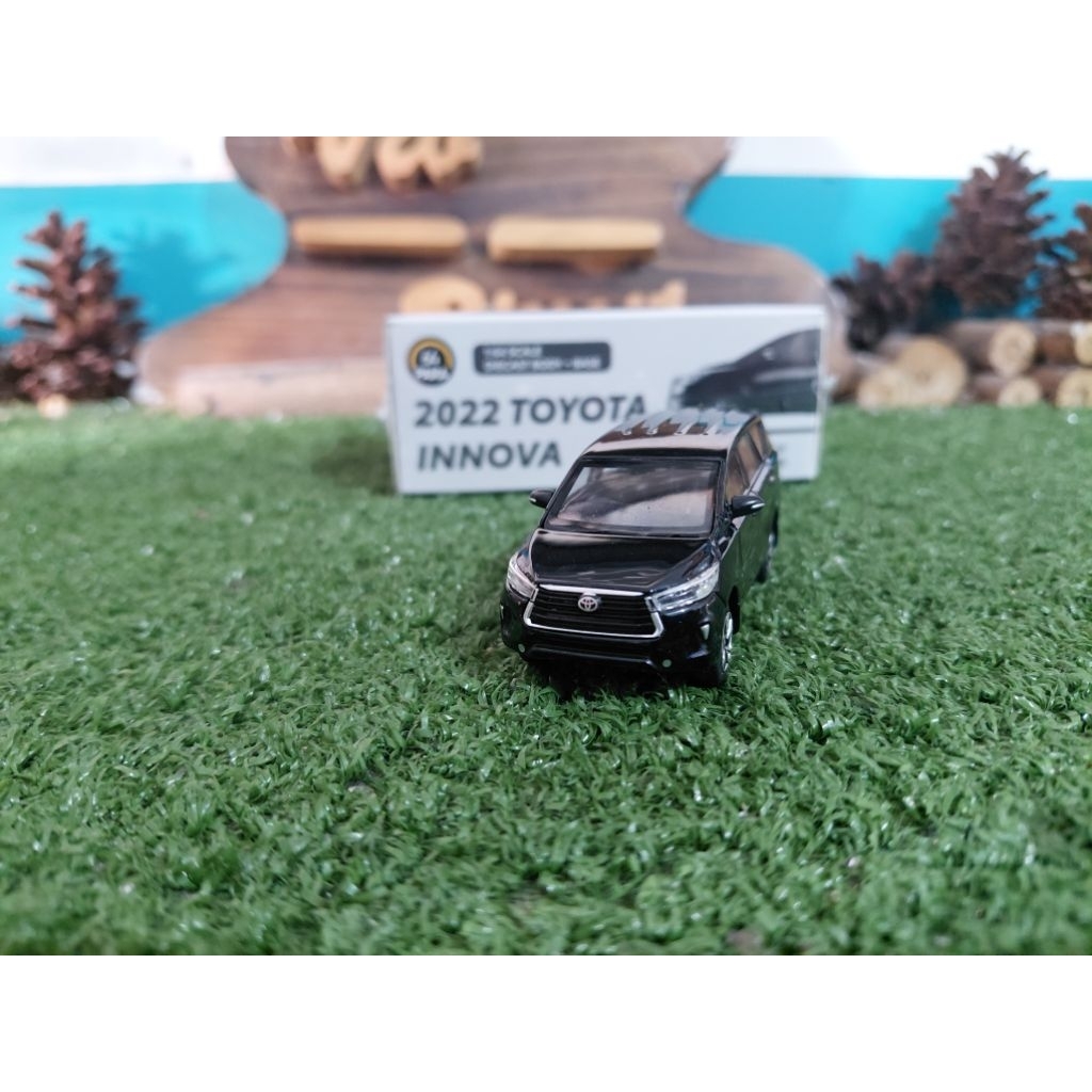 Diecast Miniatur Toyota Innova Reborn 2022 hitam skala 1:64