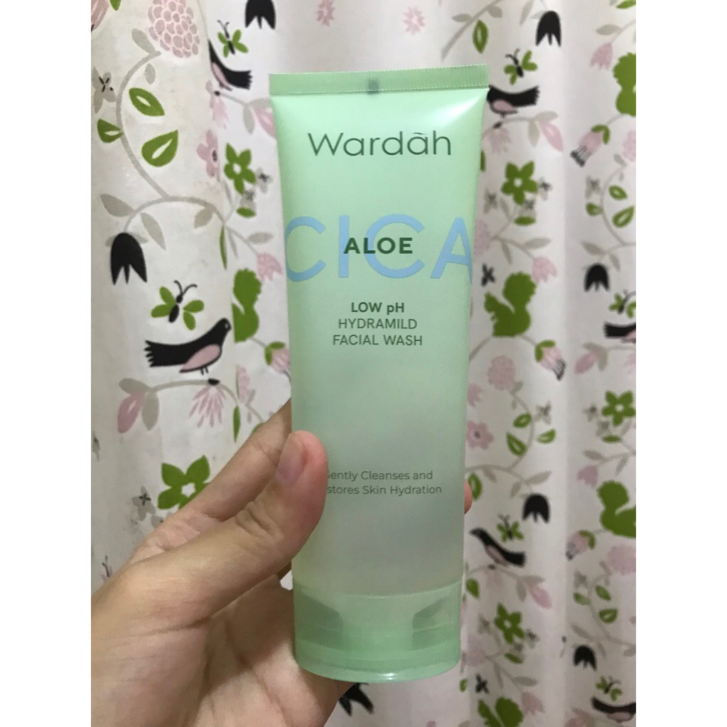 Sabun Cuci Muka Wardah Low pH Hydramild dengan Ekstrak Aloe Vera & Centella Asiatica