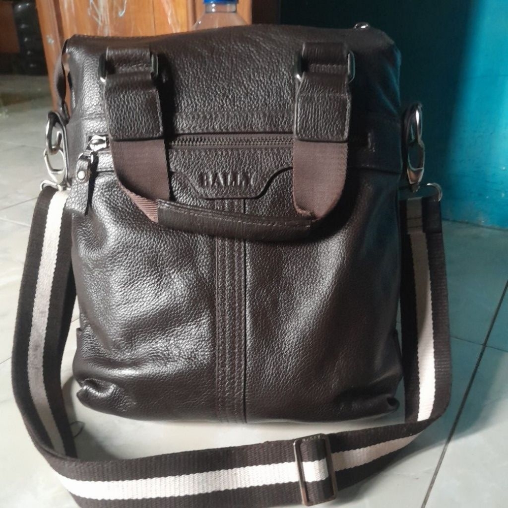 tas slempang Bally pria