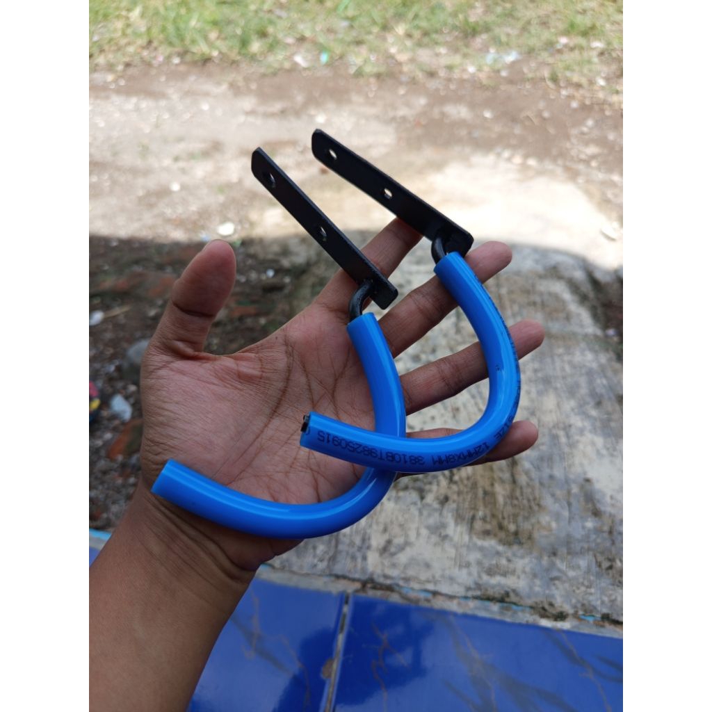 Rak stand display gantungan senapan dinding dapat 2 pcs (1SET)