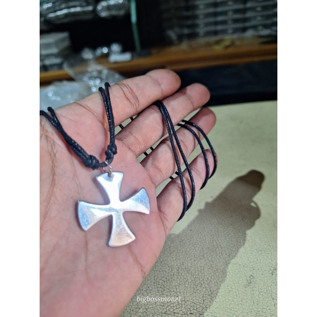 Kalung tali benang hitam independen simetris stainless steel