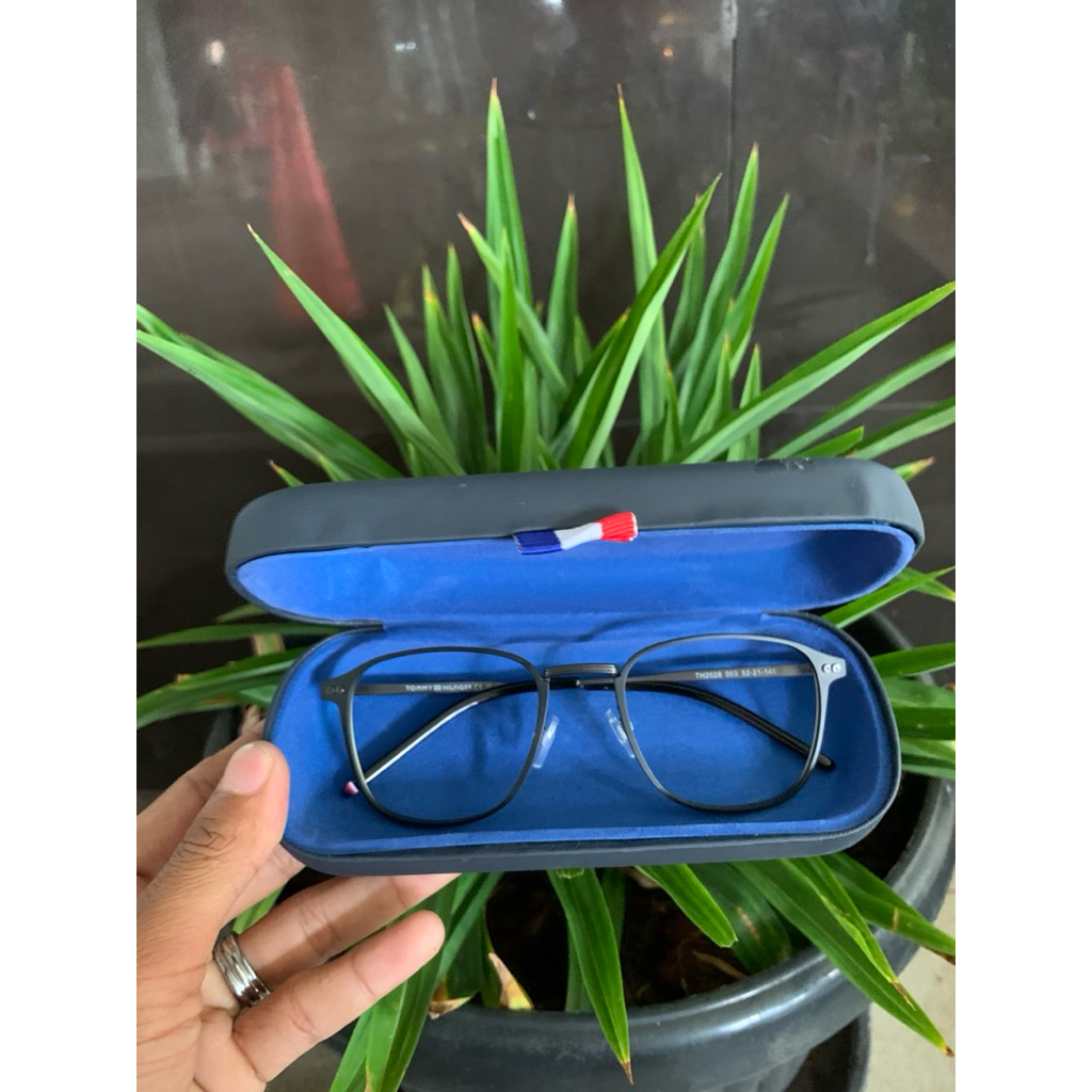 KACAMATA TOMMY HILFIGER TH2028 fullset box scond brend original like new mulus size 52-21-145.