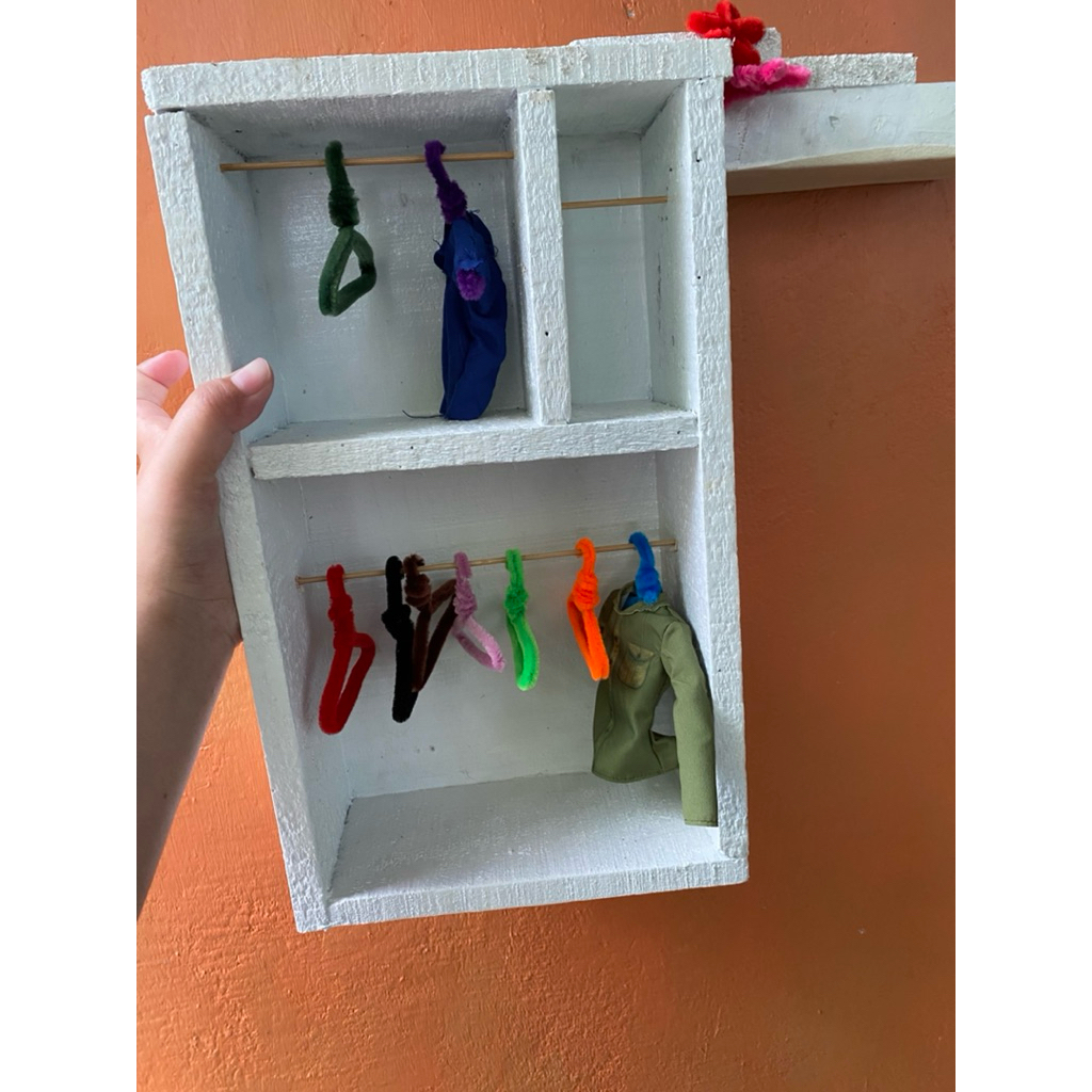 Lemari barbie + gantungan baju (hanger)