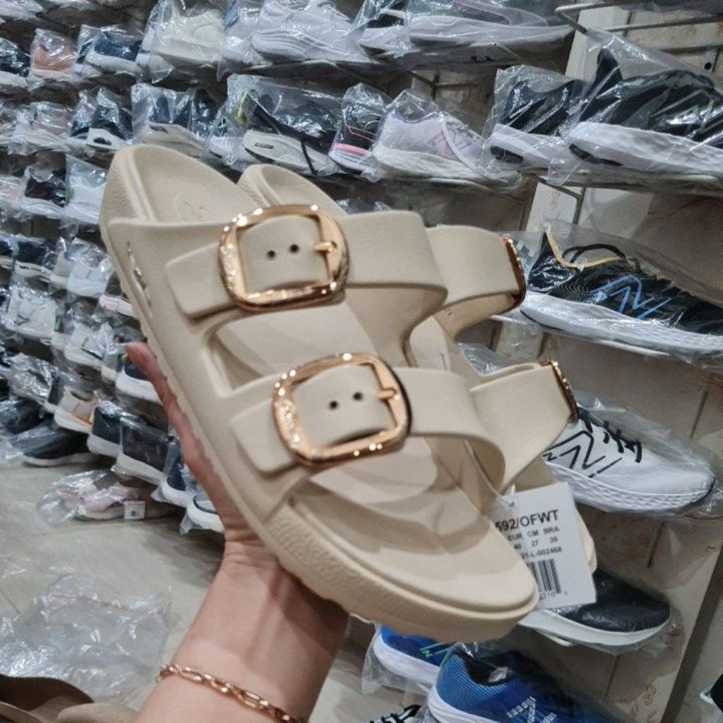 Sandal Skechers cream flat size 40
