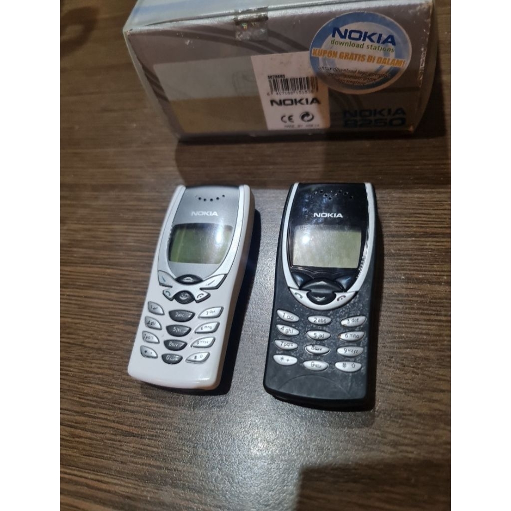 Nokia 8250 & 8210