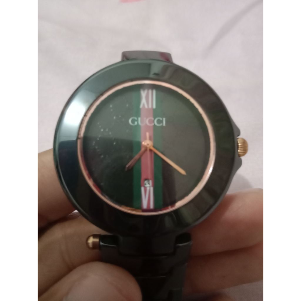 jam tangan perempuan merk Gucci tipe keramik kondisi normal tapi tali/strap minta diganti