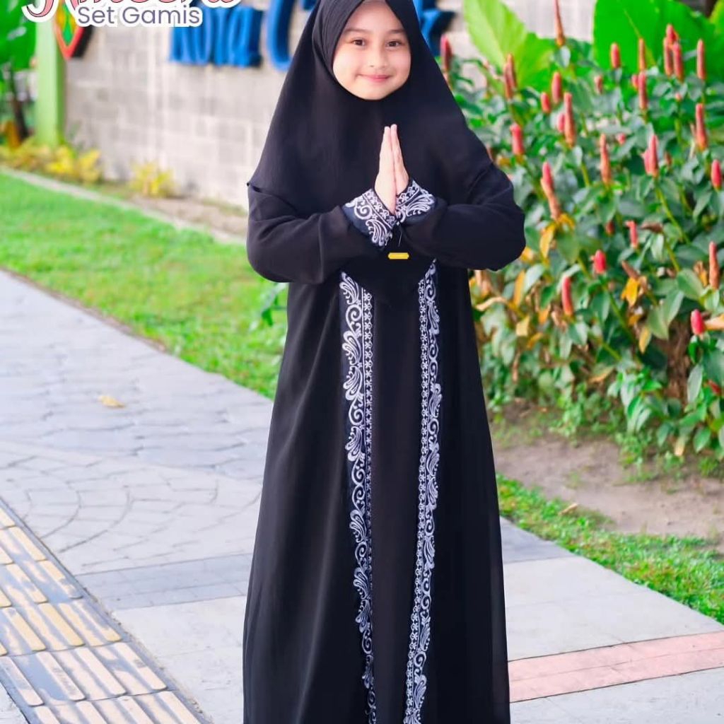 Gamis Ameera Black and White by Amiiza for Junior and Teenager