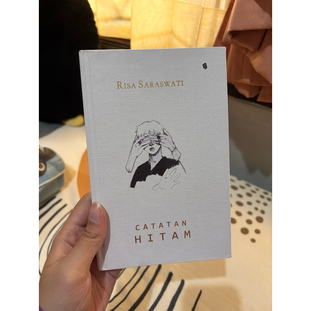 Catatan Hitam - Risa Saraswati