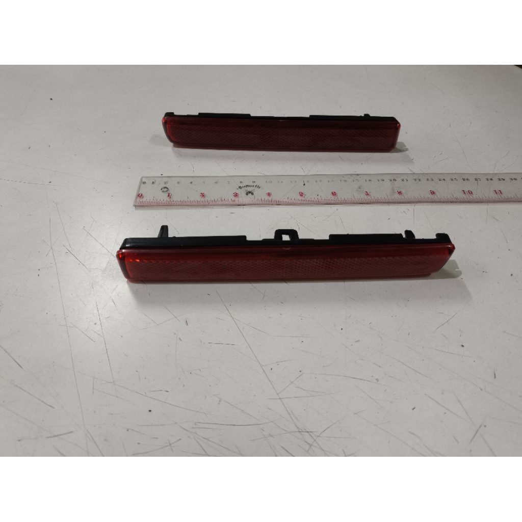 Lampu reflektor mata kucing bemper bumper belakang kanan kiri Toyota Daihatsu Rush Terios lama, Agya