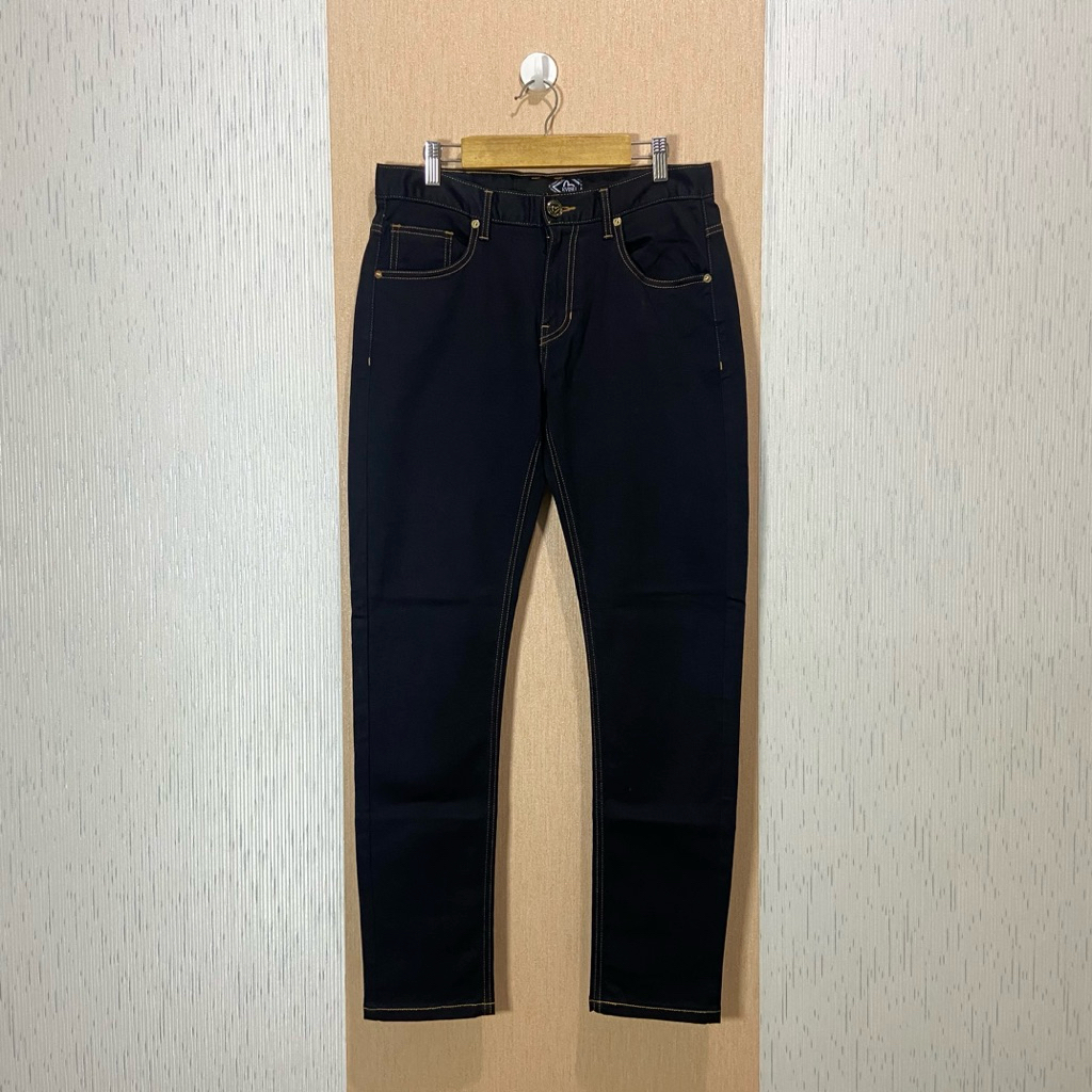 EVISU Jeans Slim Straight Fit / Celana Panjang Pria & Wanita / Size 31