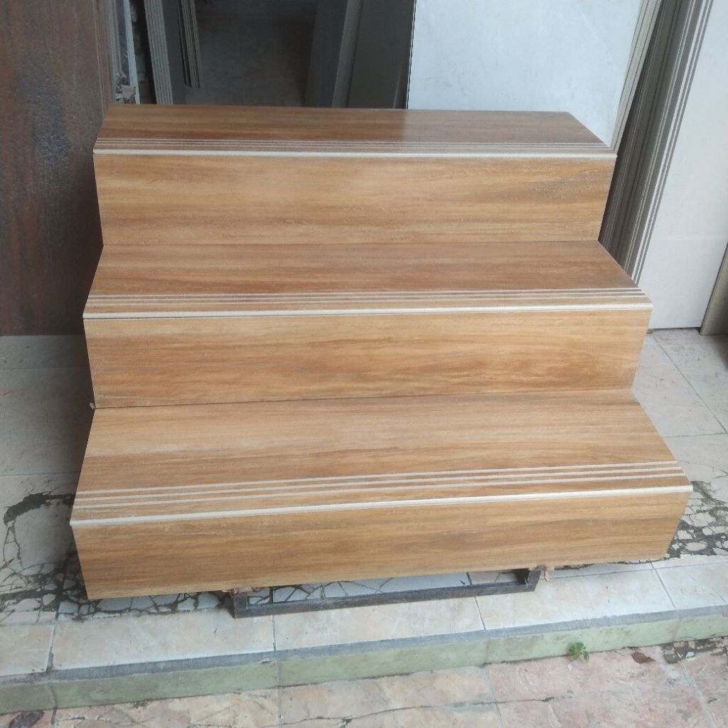 granit trap tangga serat kayu