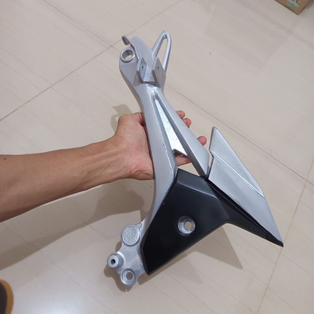 BOSTEP DUDUKAN FOOTSTEP BELAKANG SUPRA X 125 NEW FI 2014-2020 INJEKSI KANAN