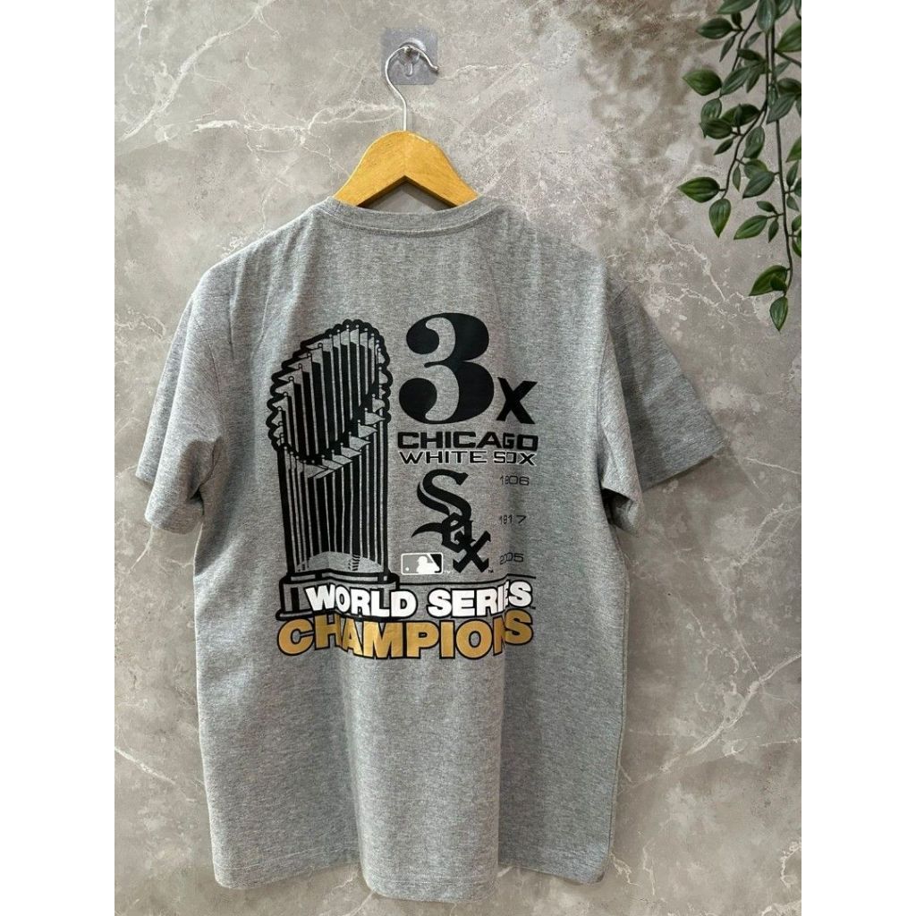KAOS TSHIRT NEWERA x MLB – CHICAGO WHITE SOX “WORLD SERIES CHAMPIONS” TEE