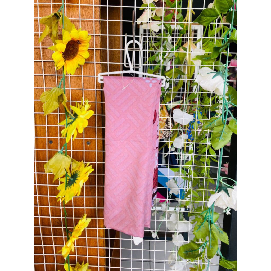 hijab segiempat motif warna pink