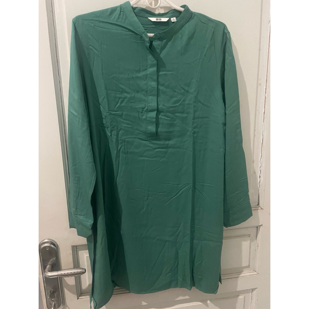 Kemeja Atasan blouse Uniqlo warna hijau sage kerah shanghai lengan panjang