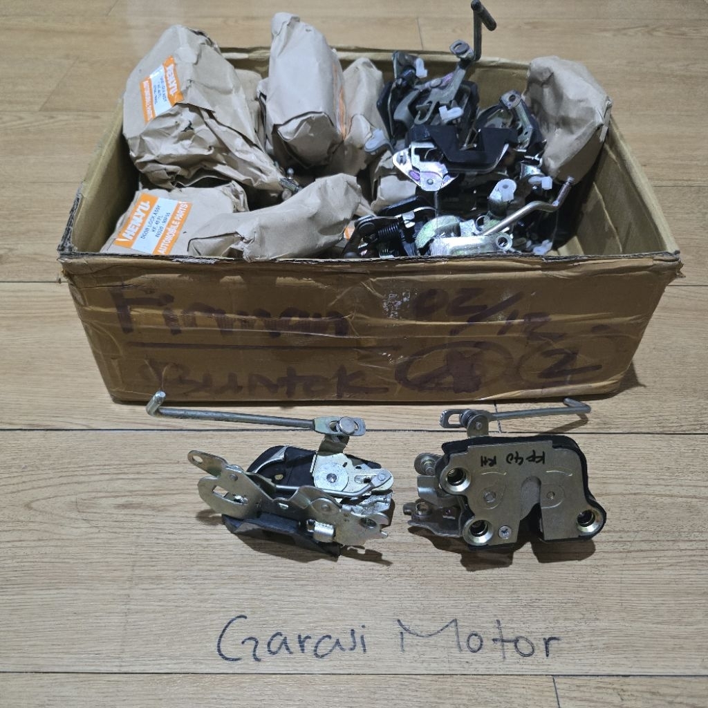 DOOR LOCK ASSY mobil "Kijang, Panther, Zebra"