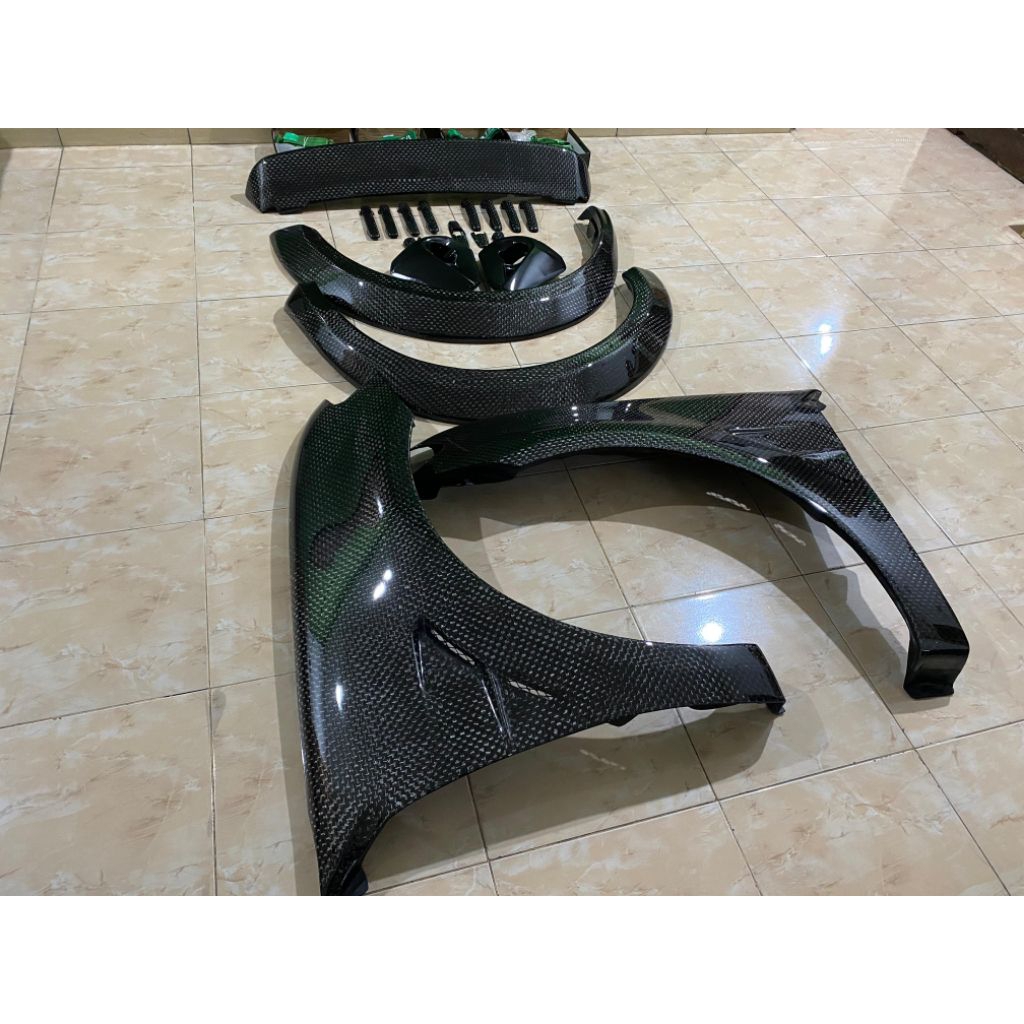 kap ,over fender & fender on Pajero lama carbon catur