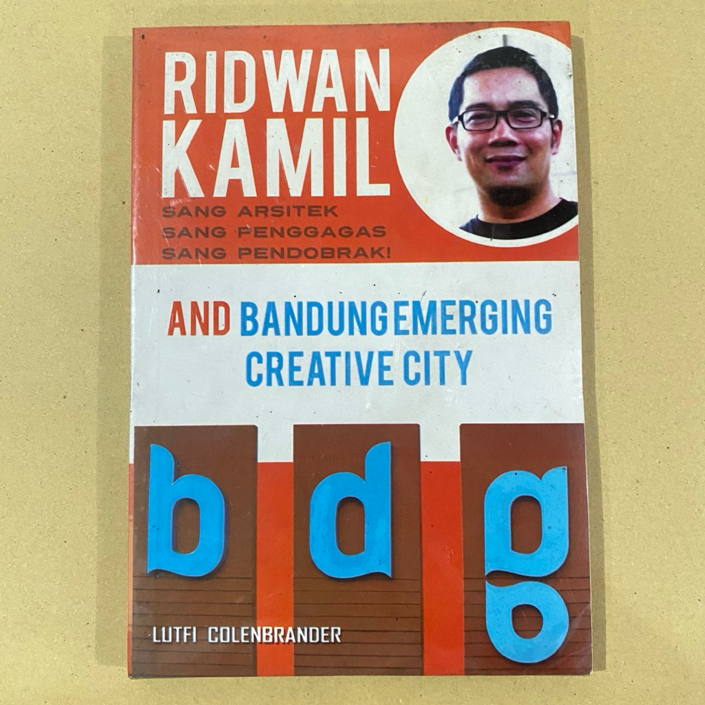 Buku RIDWAN KAMIL sang arsitek penggagas / lutfi / huta media