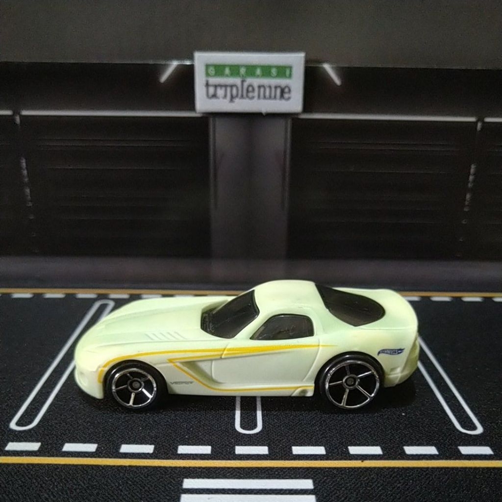 Hot Wheels 2006 DODGE VIPER