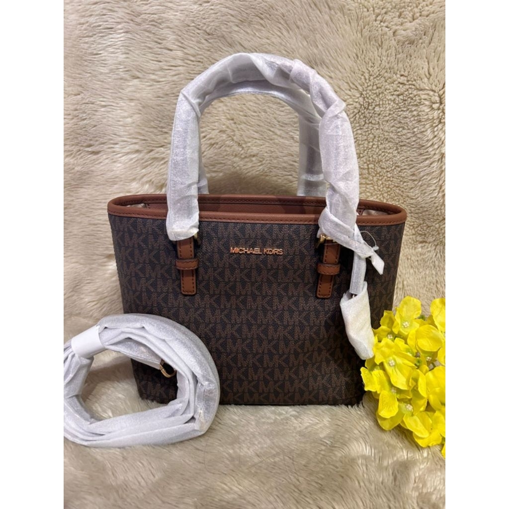 *MK JET SET TRAVEL XS CRYL TOTE SIGN BROWN