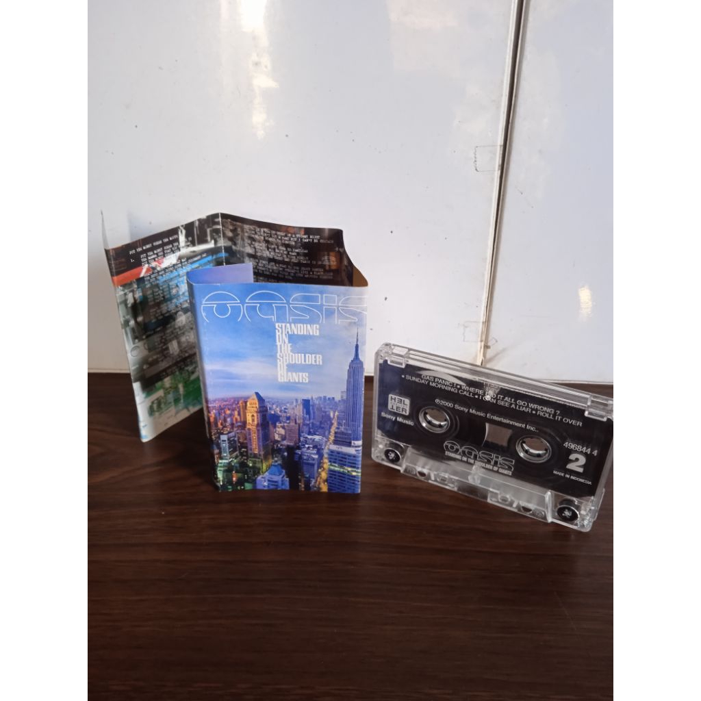 kaset pita oasis,,standing on