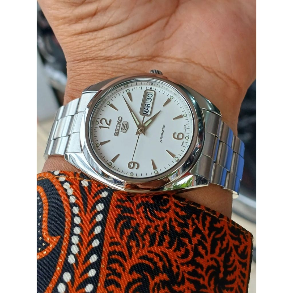 Seiko Explorer Shark Tooth Spain
SNX121 Oyster Style