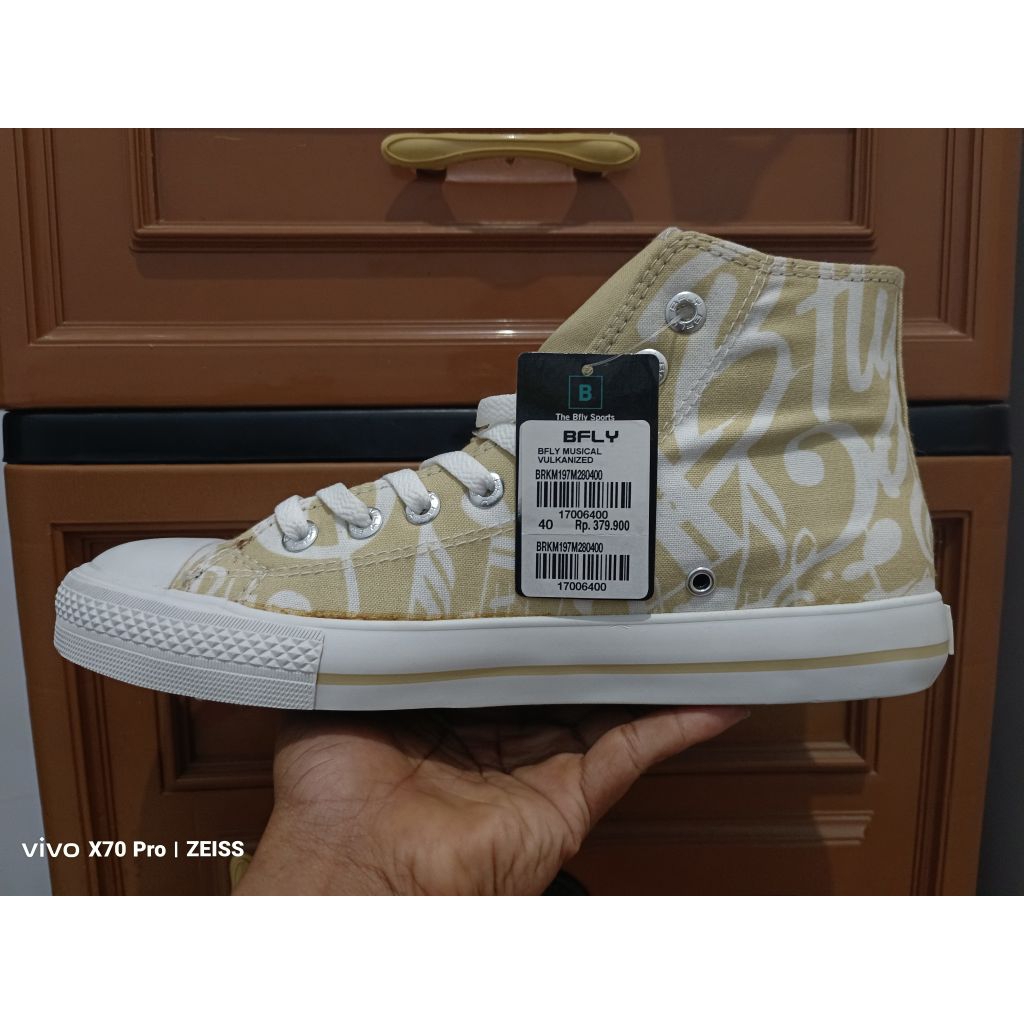 Sepatu sneakers Bfly