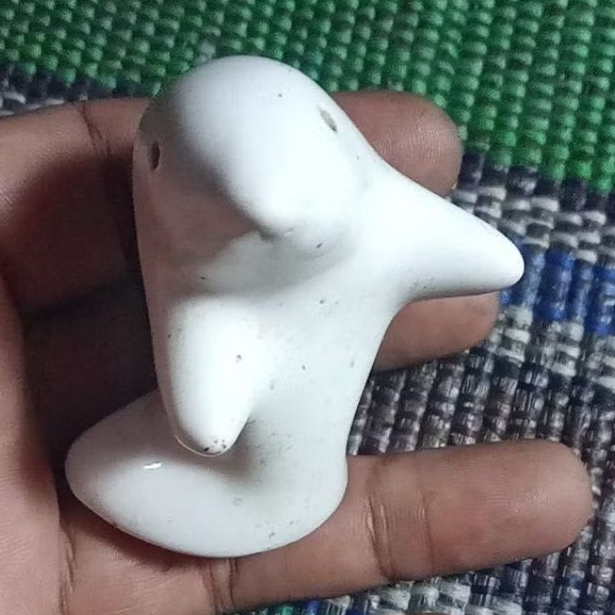 patung keramik ikan lumba lumba putih