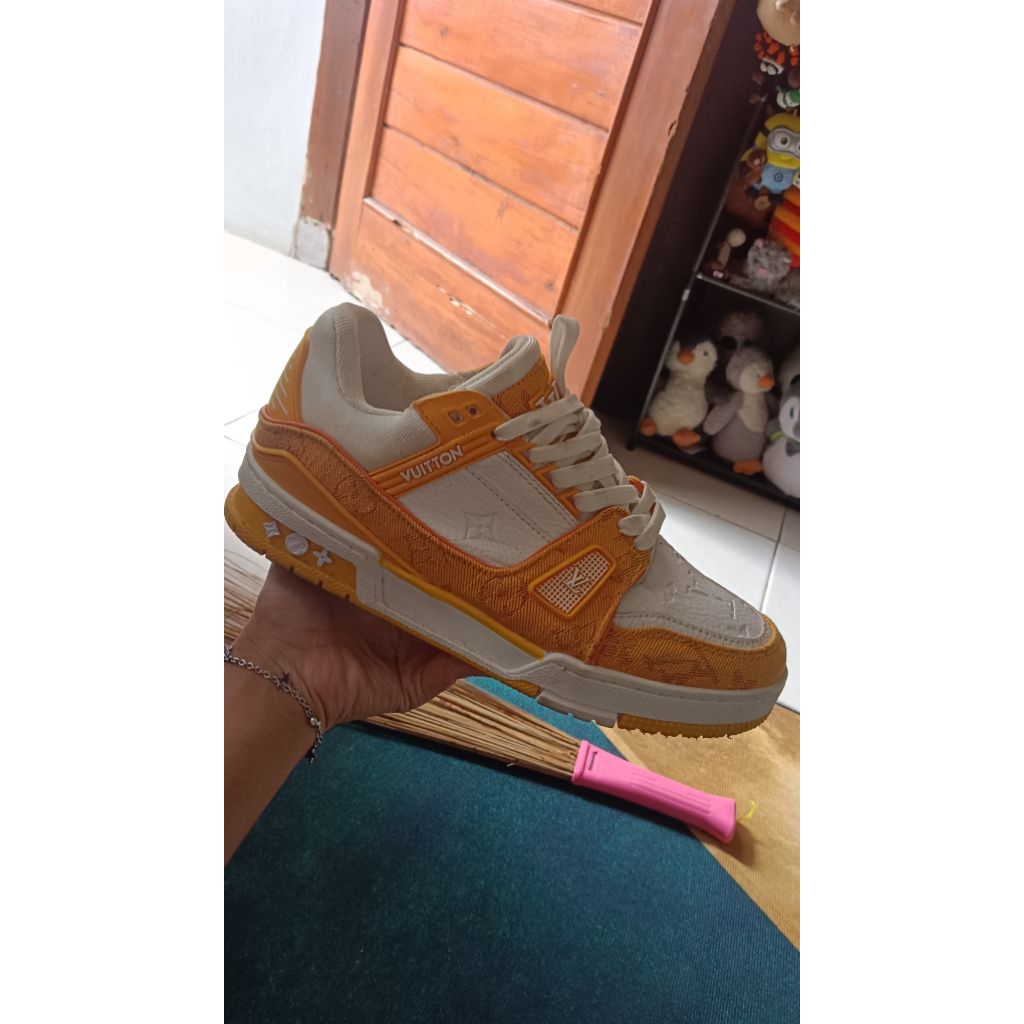 PRELOVED SHOES LV TRAINER