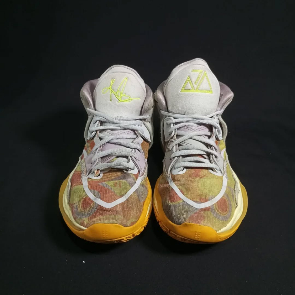 PRELOVED SEPATU BASKET KYRIE 8 INVINITY SIZE 40 SECOND