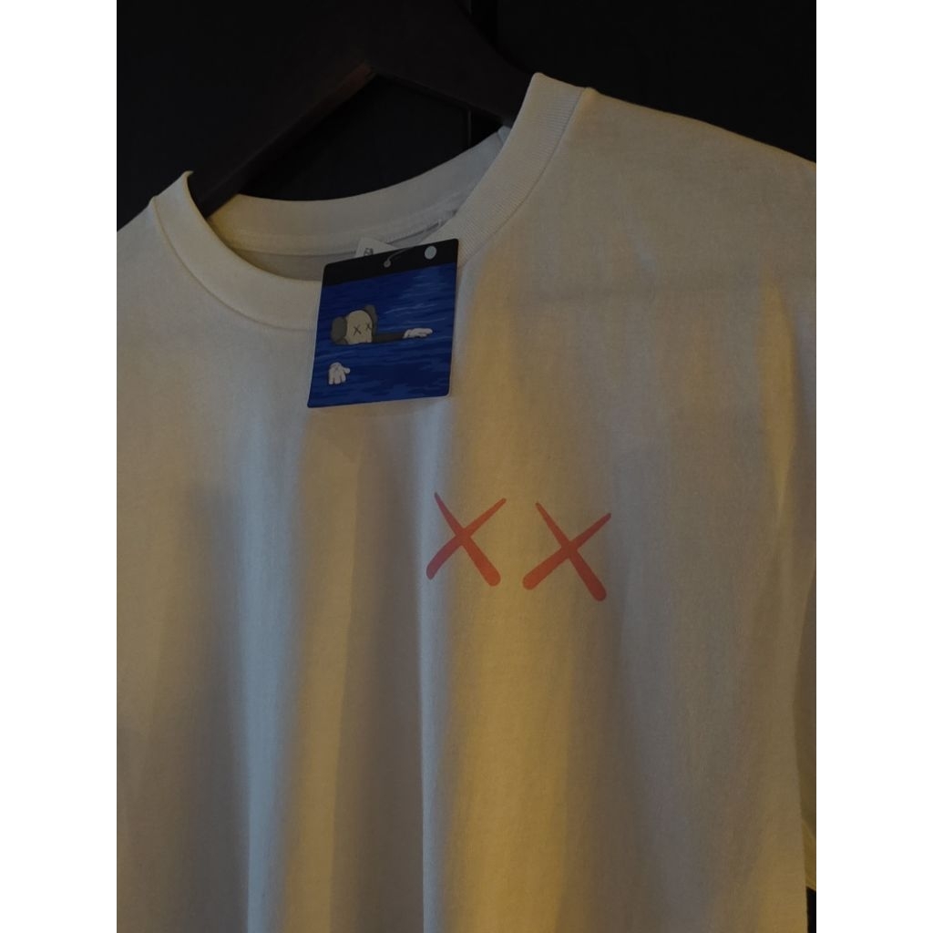 KAWS X UNIQLO pink white T-Shirt. Limited Rare. 100% original. size S. baju kaos santai pria Uniqlo.