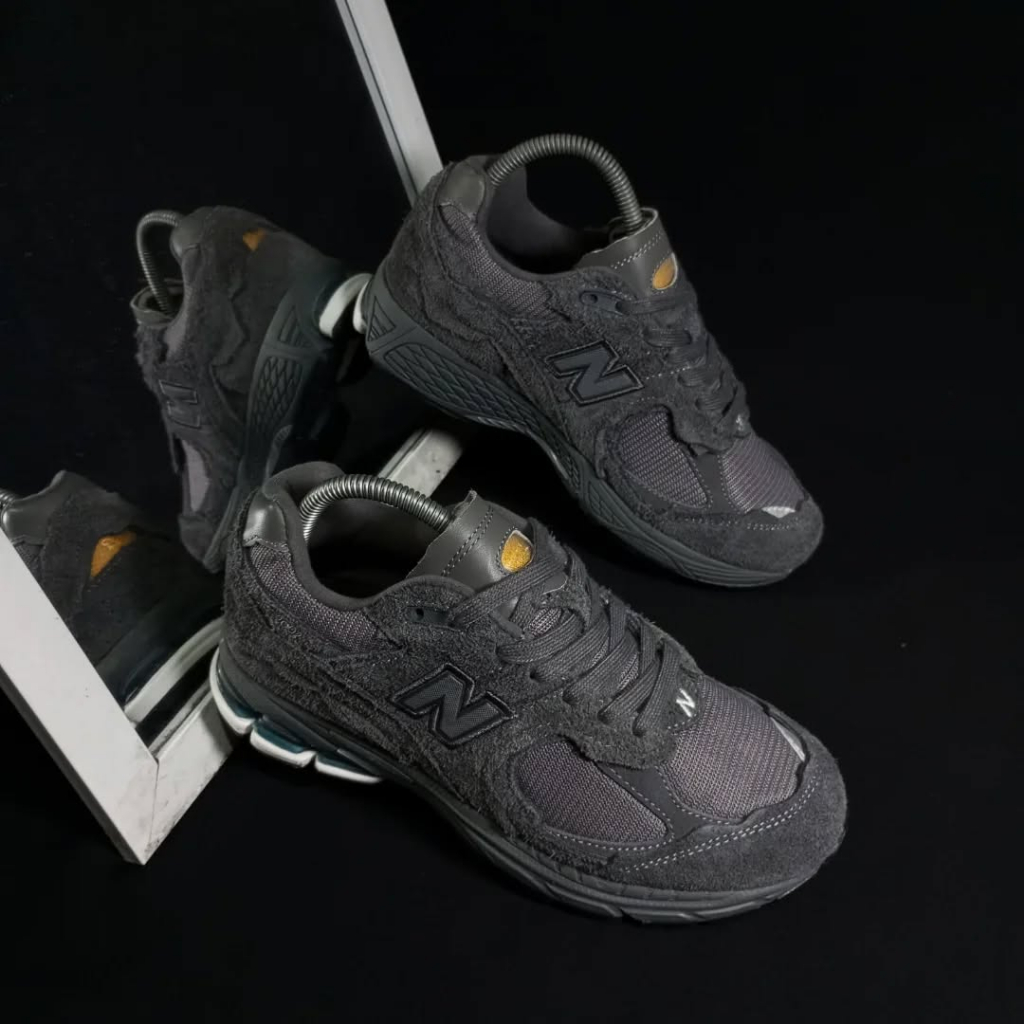 SEPATU SNEAKERS NB2002R PROTECTION PACK DARK GREY SIZE 39