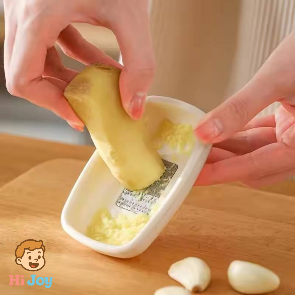 Parutan bawang jahe kunyit wasabi, piring dengan parutan bumbu/rempah ditengah