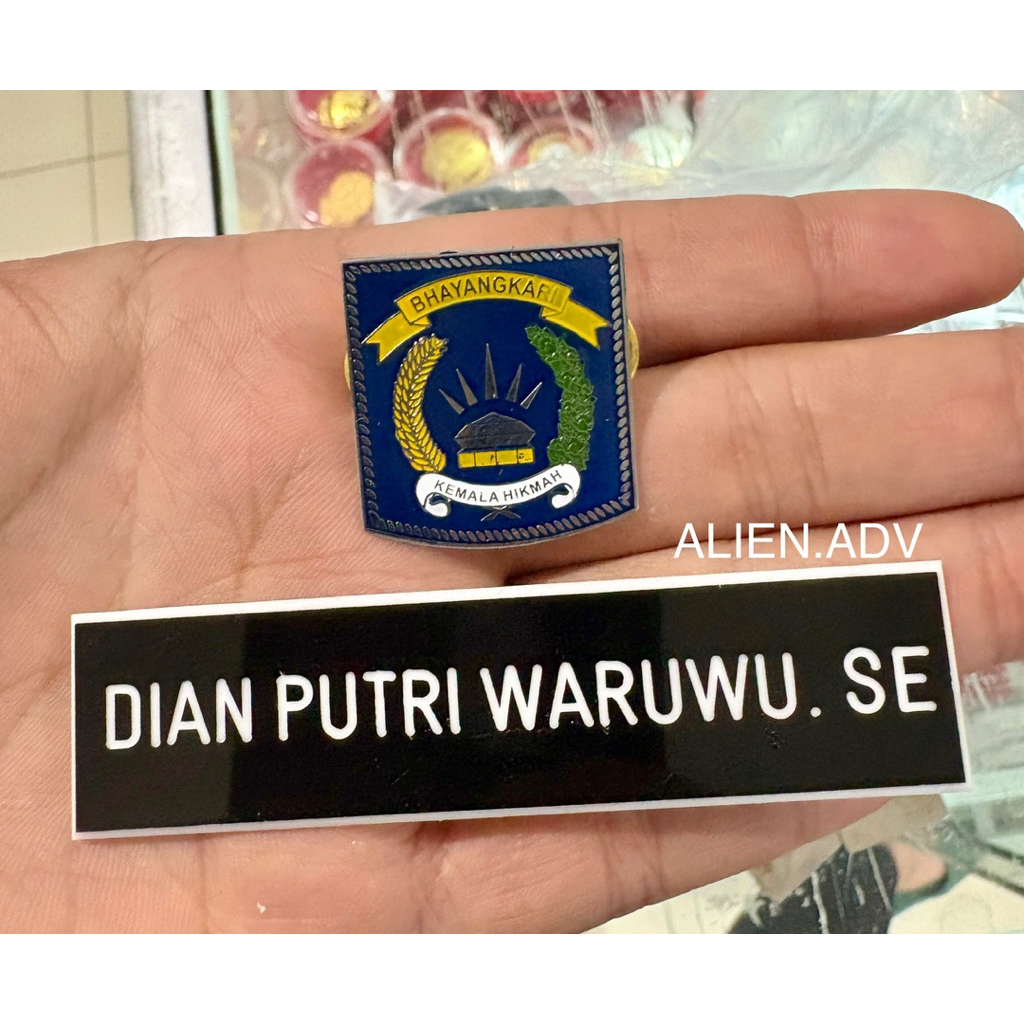 satu set papan nama Hitam putih & pin BHAYANGKARI name tag bhayangkari Magnet
