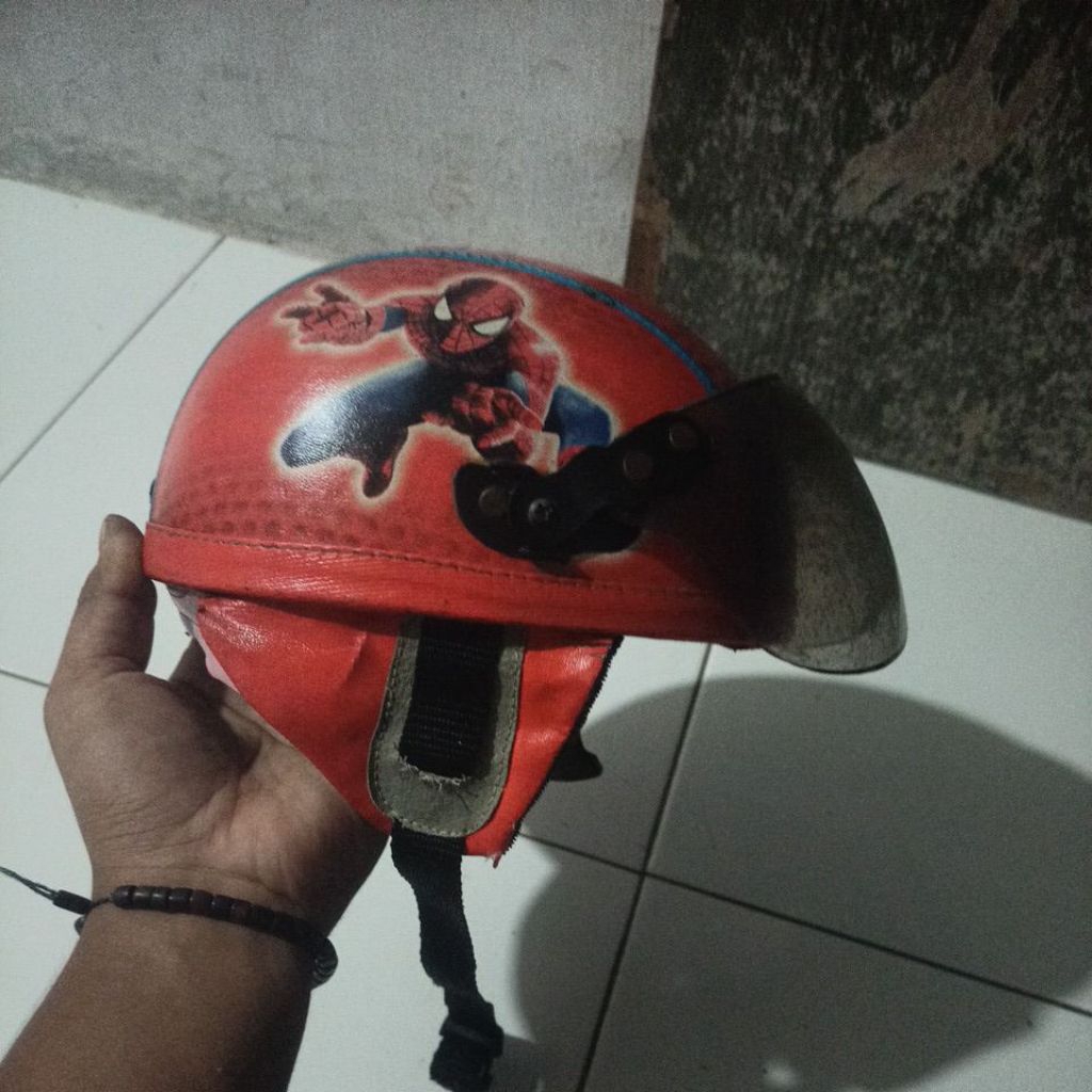helm anak Spiderman