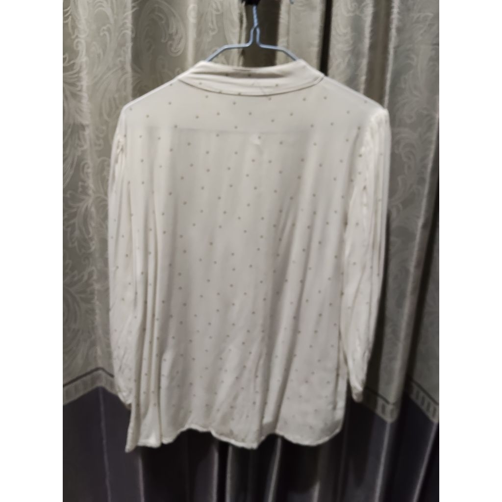 blouse putih polkadot hijau