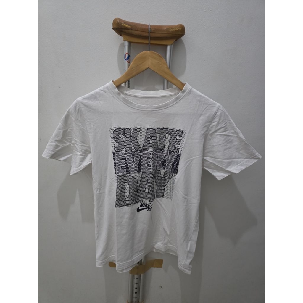 Nike white T-Shirt Cotton print tee. Vintage Item. 100% original. size S. baju kaos pria santai atau
