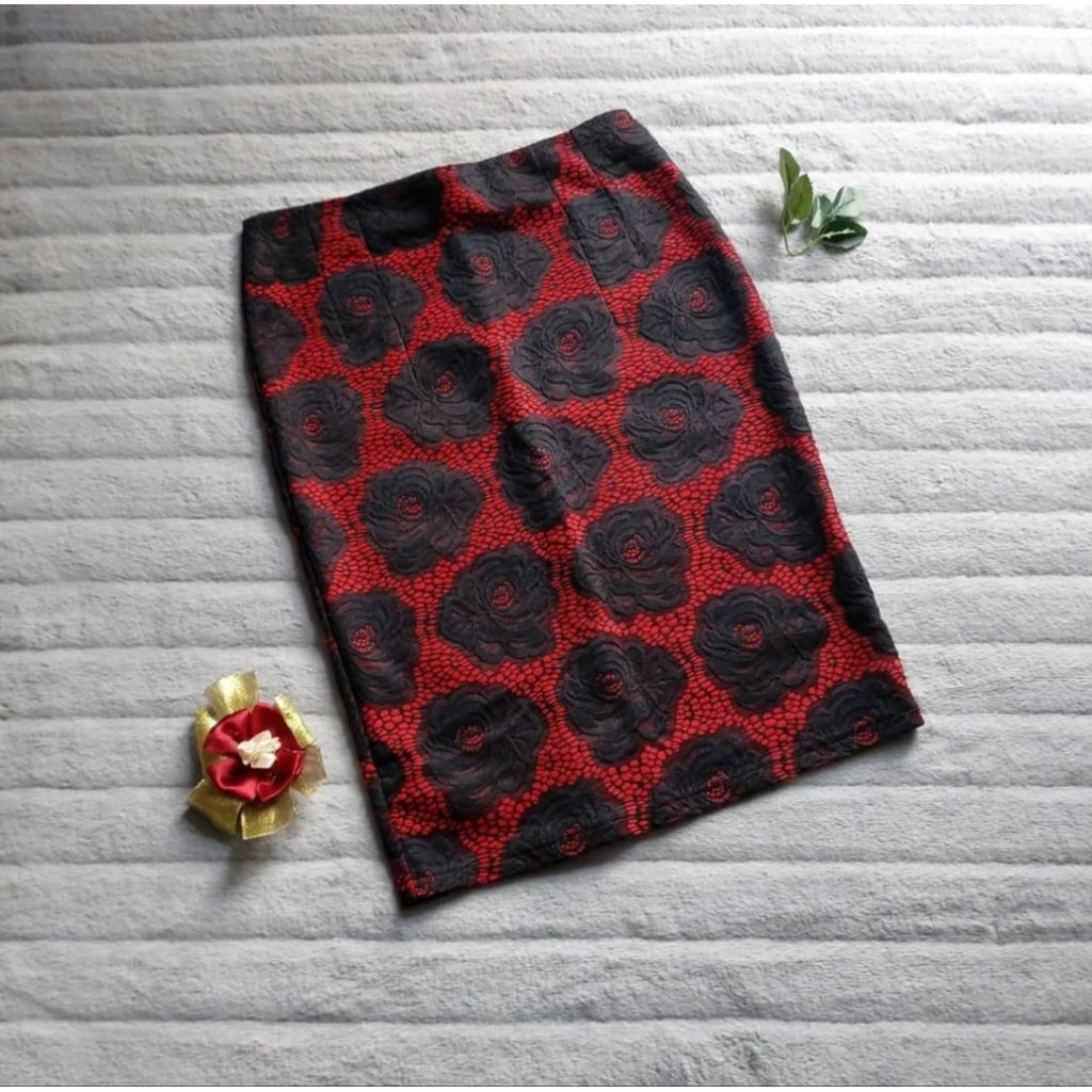 Rok Span Midi Brokat Motif Bunga Merah Hitam