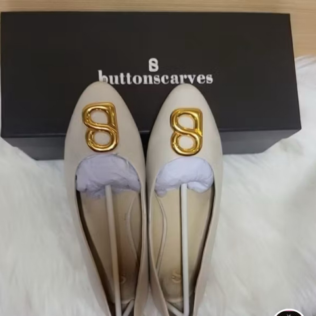 Buttonscarves flat shoes